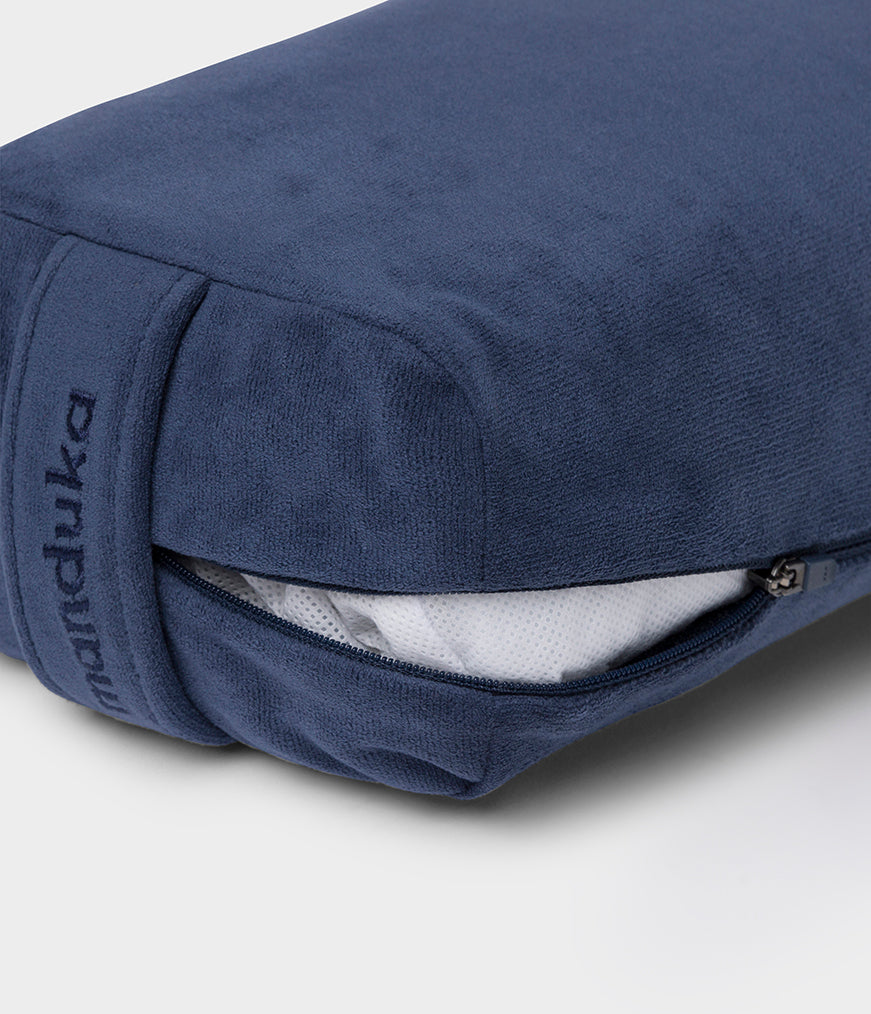 manduka-equa-lean-bolster-coussin-yoga-rectangulaire-fin image 7