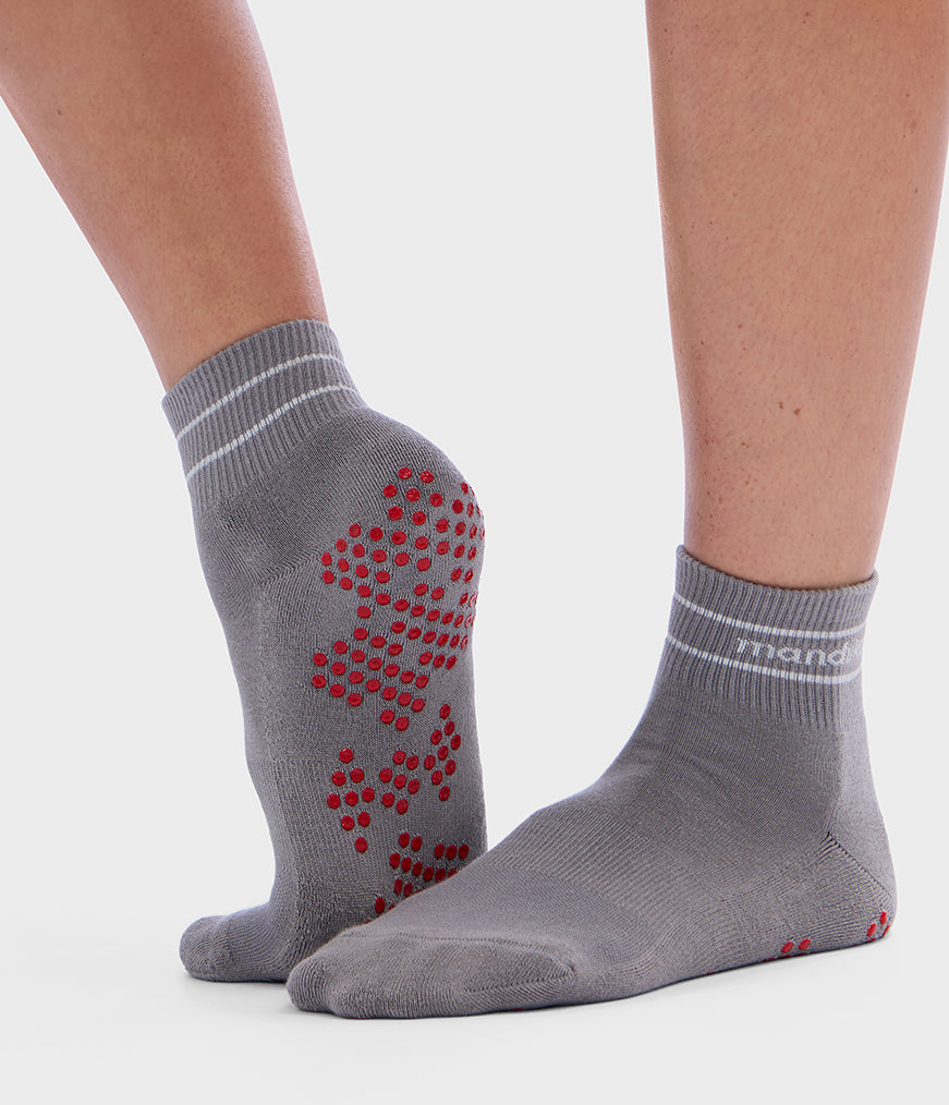 manduka-equilibria-chaussettes-pilates-cheville-grip-silicone image 5