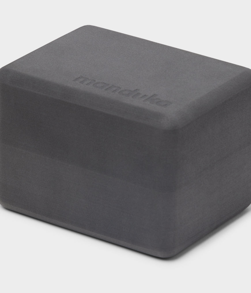 manduka-mini-bloc-yoga-mousse-recycl-e-10x11-5x15-cm image 1