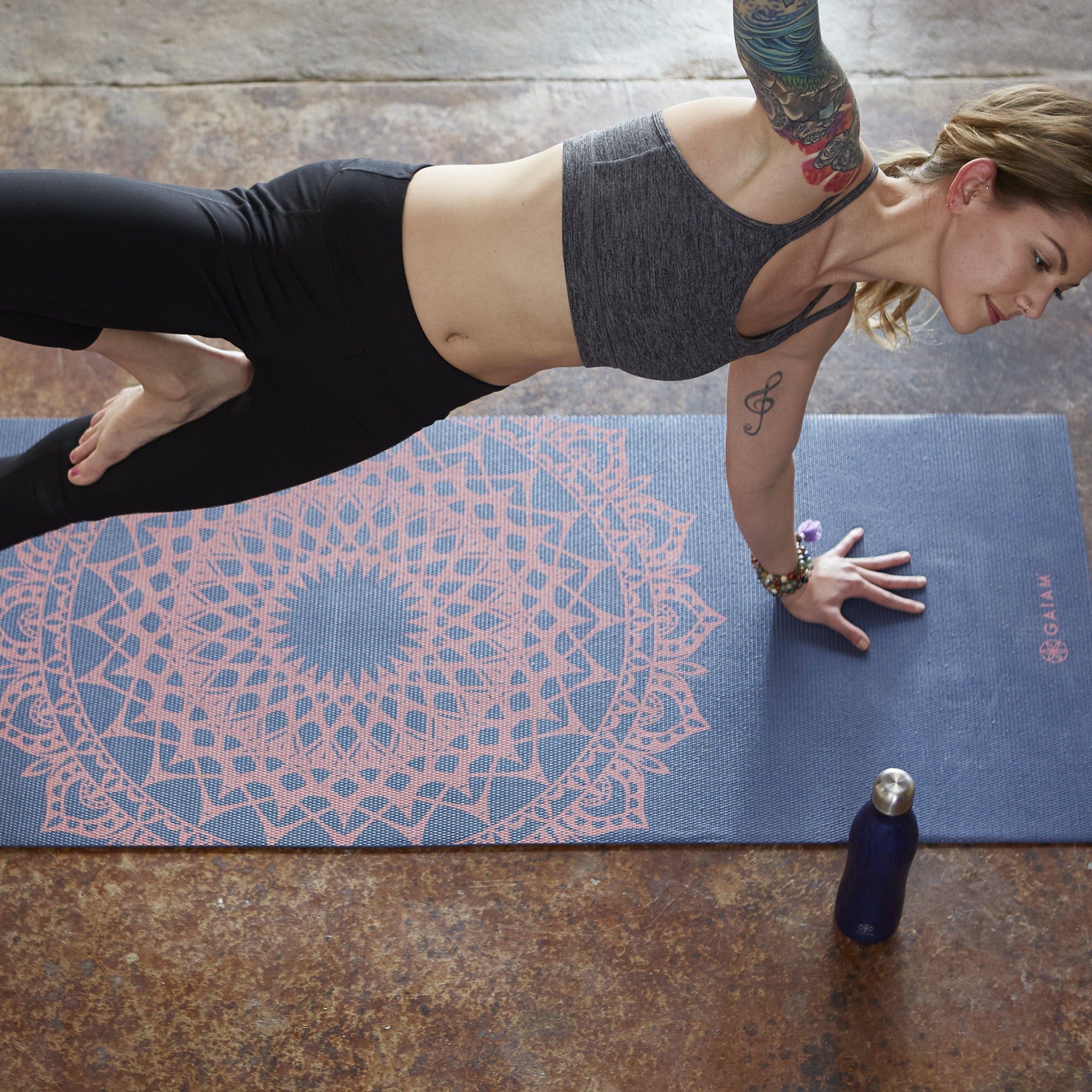 gaiam-tapis-de-yoga-navy-fleur-marrakesh-4mm-imprim image 4