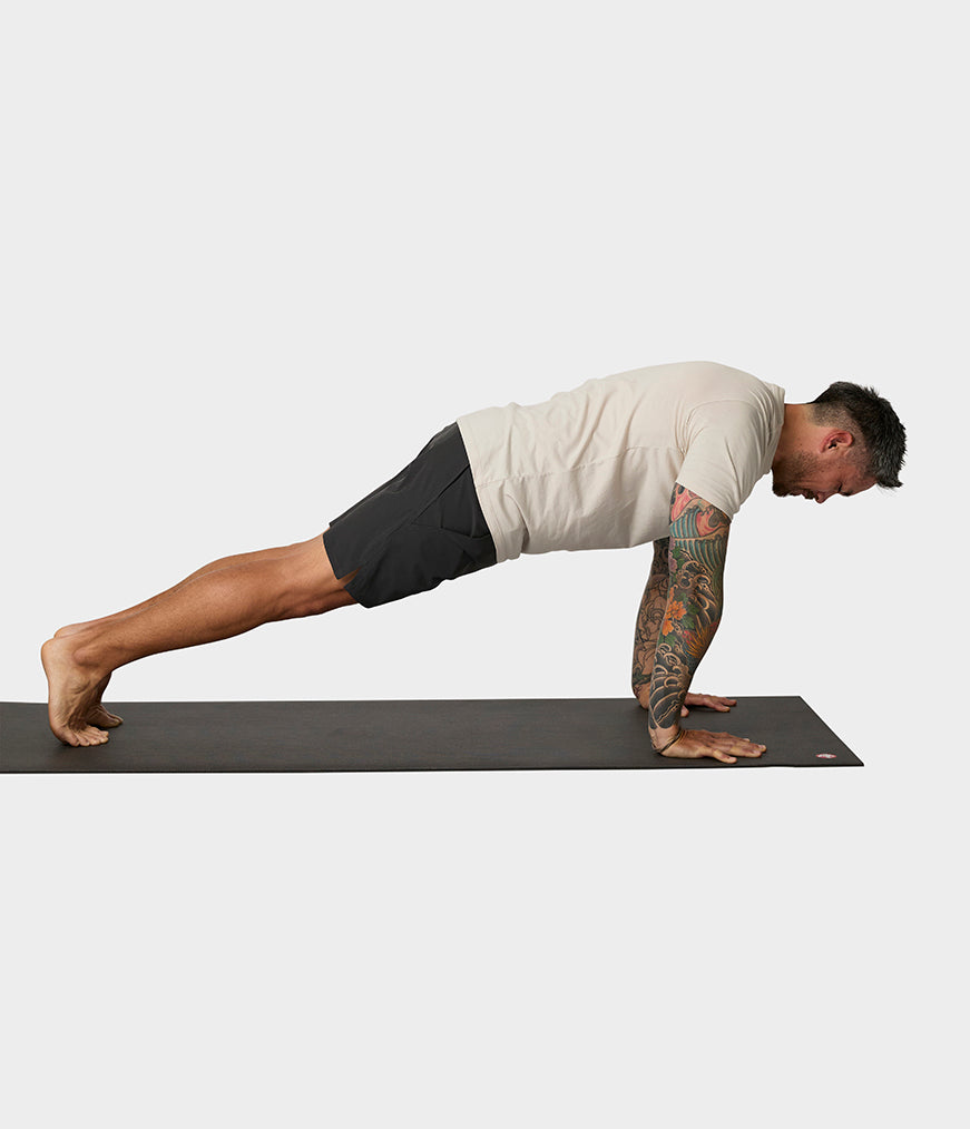 manduka-tenzin-short-homme-short-de-yoga image 4