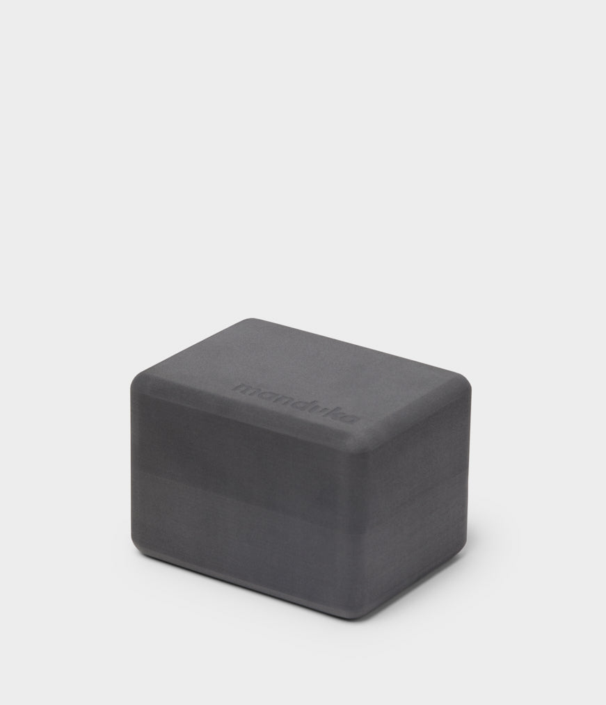 manduka-mini-bloc-yoga-mousse-recycl-e-10x11-5x15-cm image 3