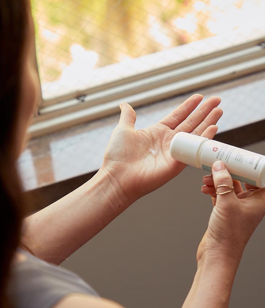 manduka-yoga-grip-gel-antid-rapant-mains image 2