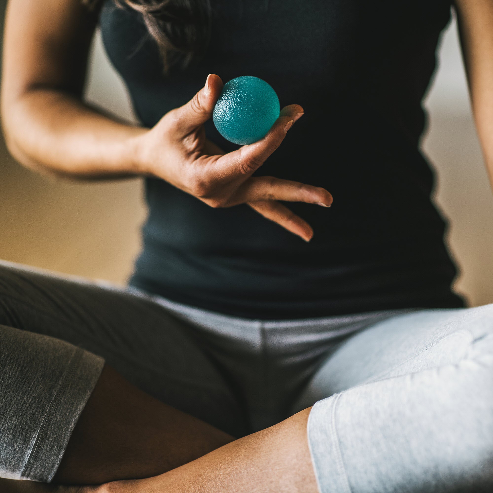 gaiam-hand-therapy-kit-kit-de-r-ducation-main-et-poignet-3-balles image 2