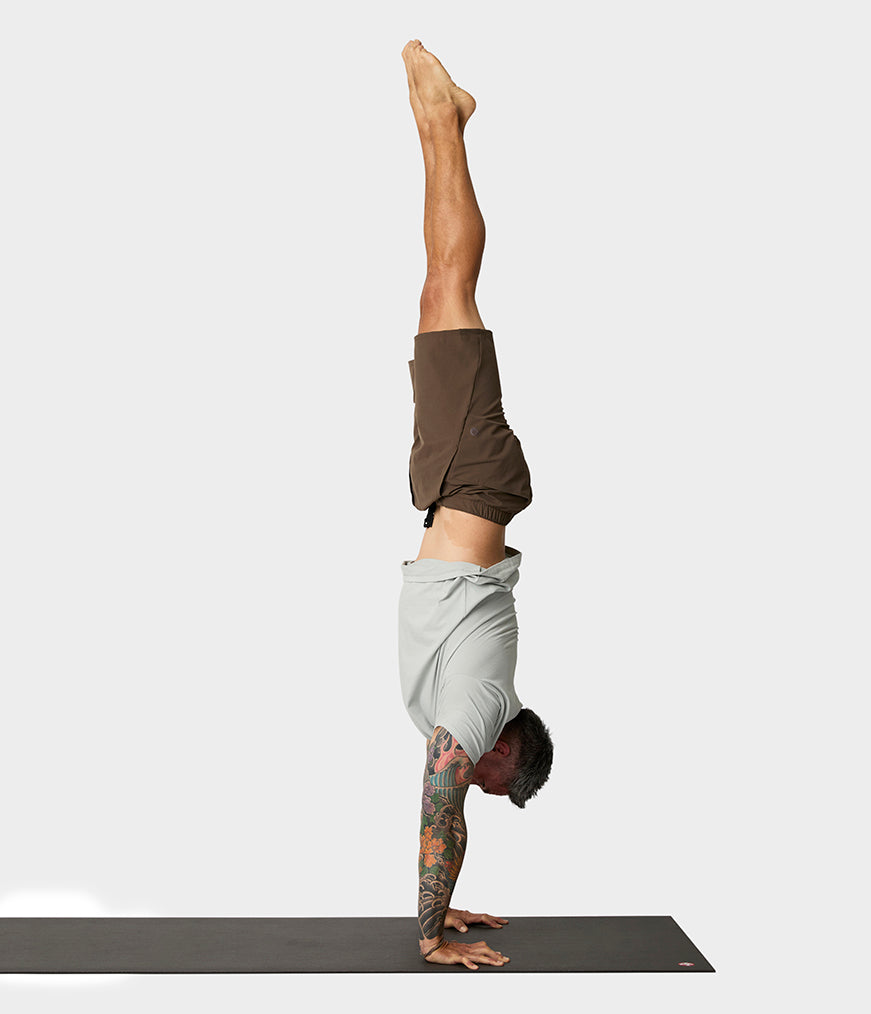 manduka-cntr-short-homme-yoga-polyester-recycl image 7
