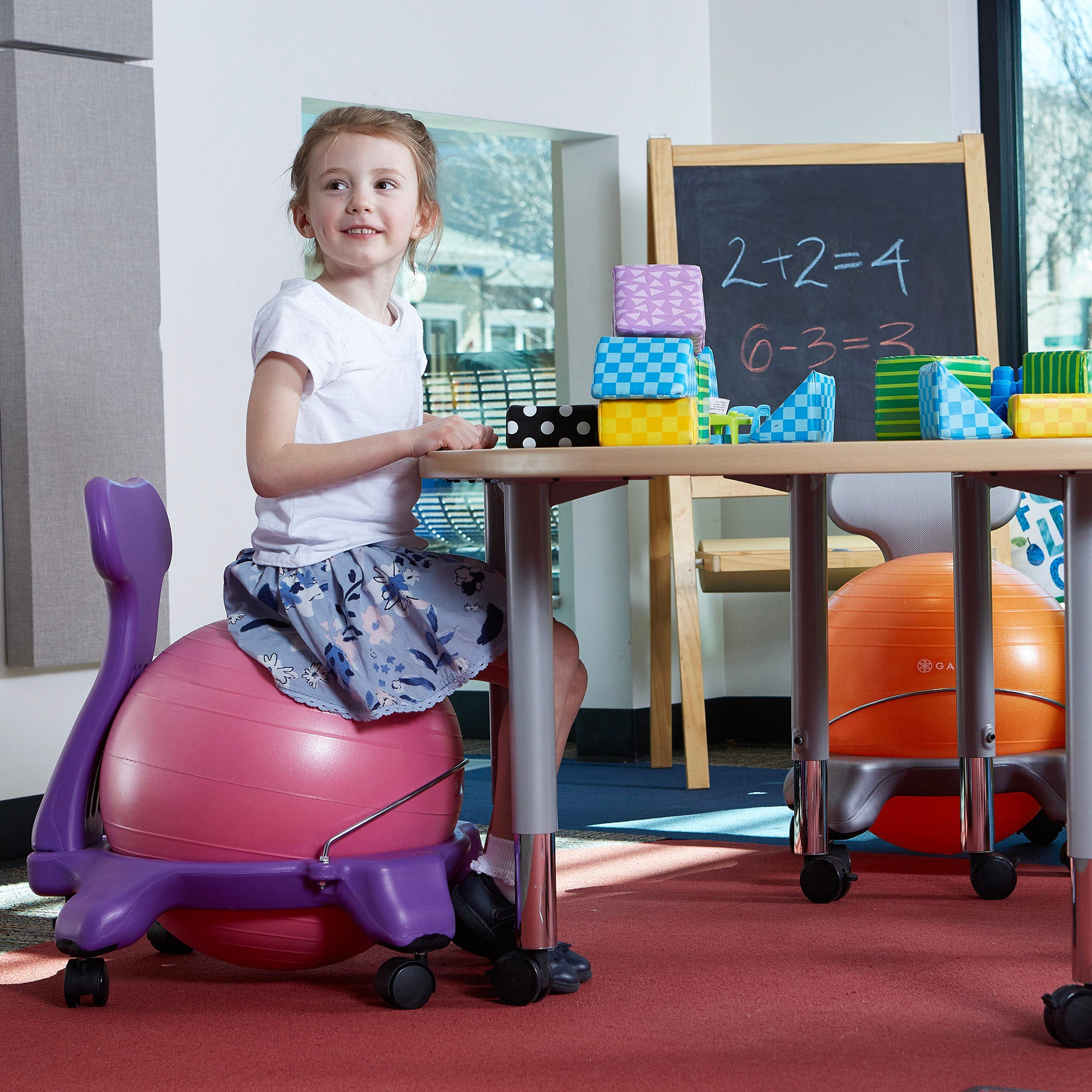 gaiam-kids-classic-balance-ball-chair-chaise-ballon-d-quilibre-enfant-5-7-ans image 4