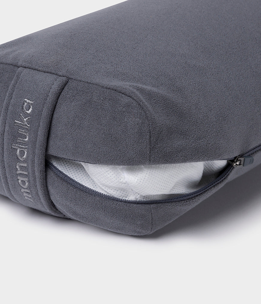 manduka-equa-lean-bolster-housse-fine-microfibre image 5