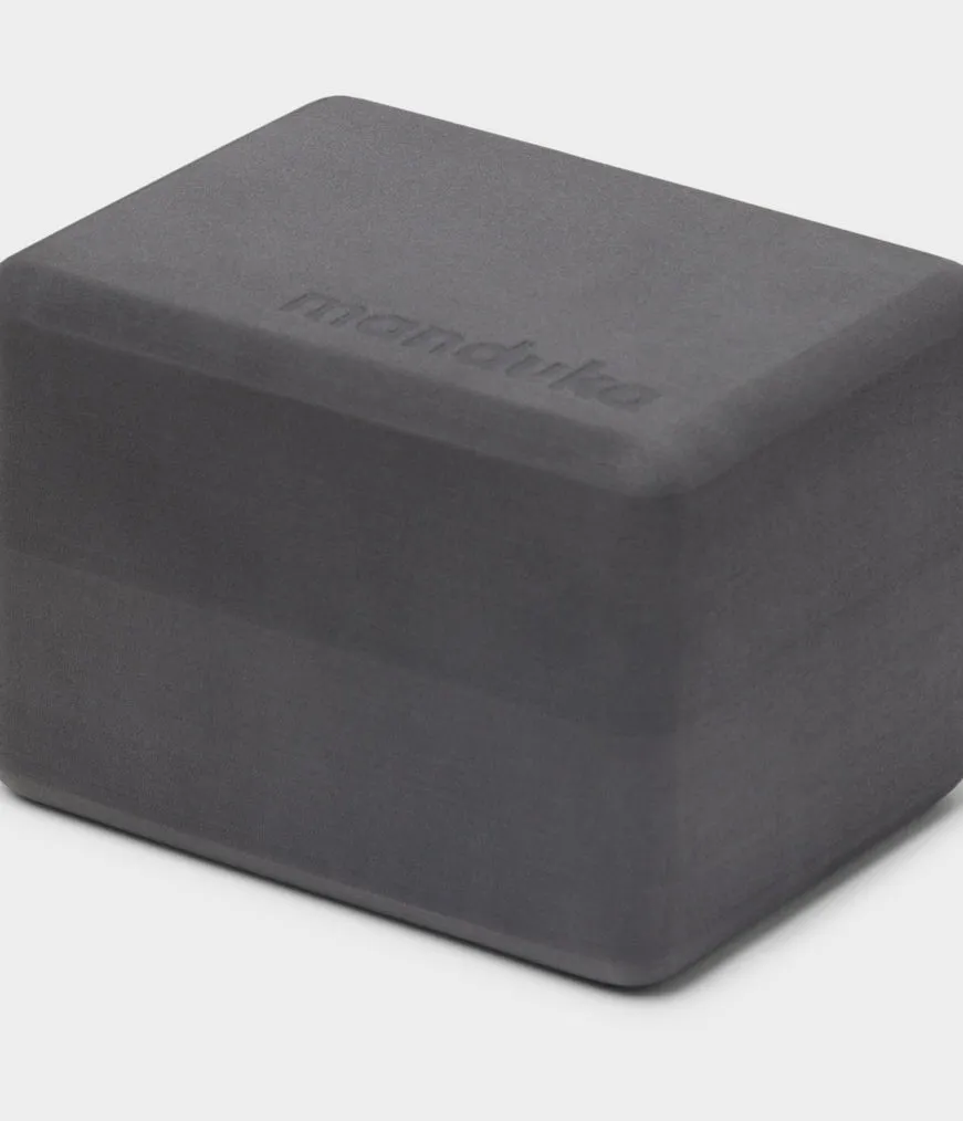 manduka-mini-bloc-yoga-mousse-recycl-e-10x11-5x15-cm image 1